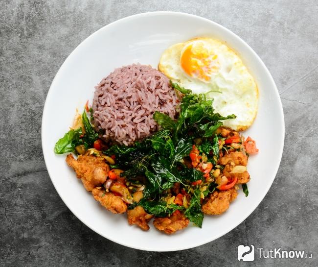 Курица с красным рисом