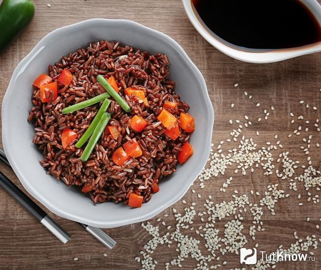 Красный рис с овощами и соевым соусом
