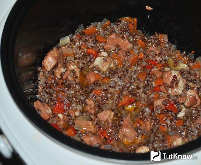 Плов из красного риса в мультиварке