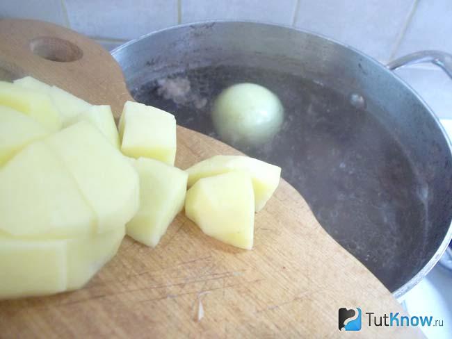 Нарезанный картофель добавлен в кастрюлю