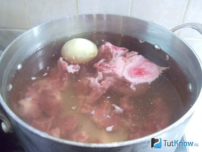 Мясо с луковицей залиты водой