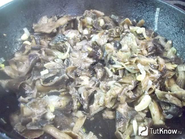 Готовая грибная зажарка с луком и чесноком