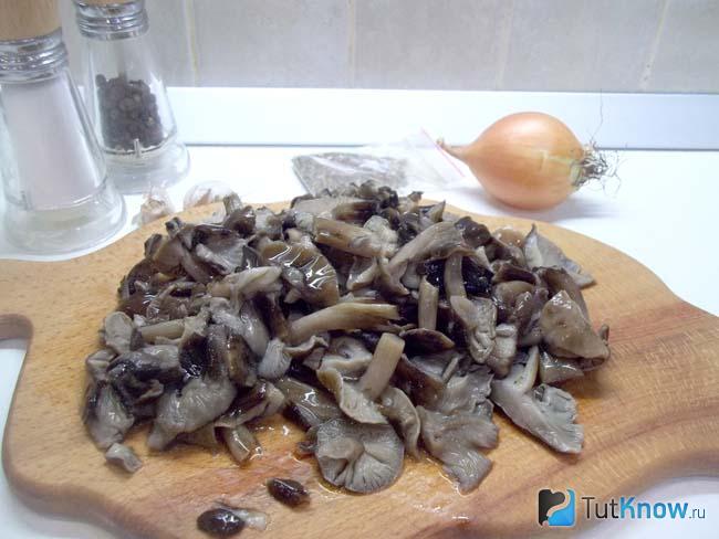 Грибы нарезаны