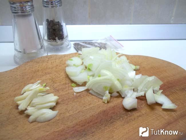 Лук с чесноком нарезаны