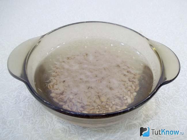 Перловка залита водой
