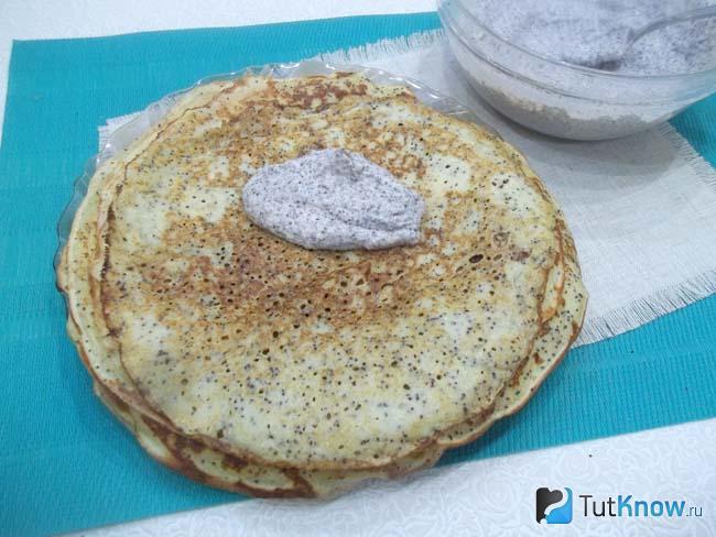 На блины выложена творожная начинка
