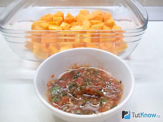 К продуктам добавлена зелень и соус перемешан