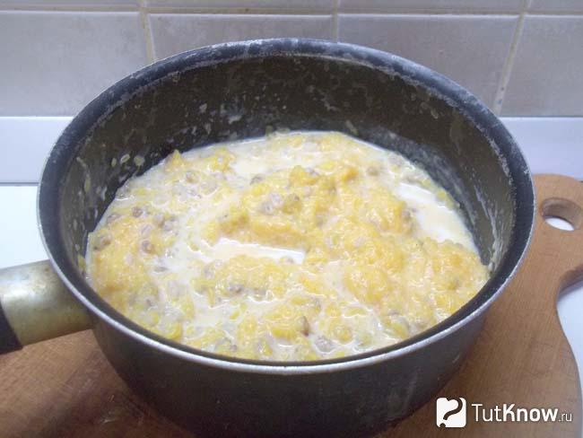 Продукты перемешаны и проварены 10 минут