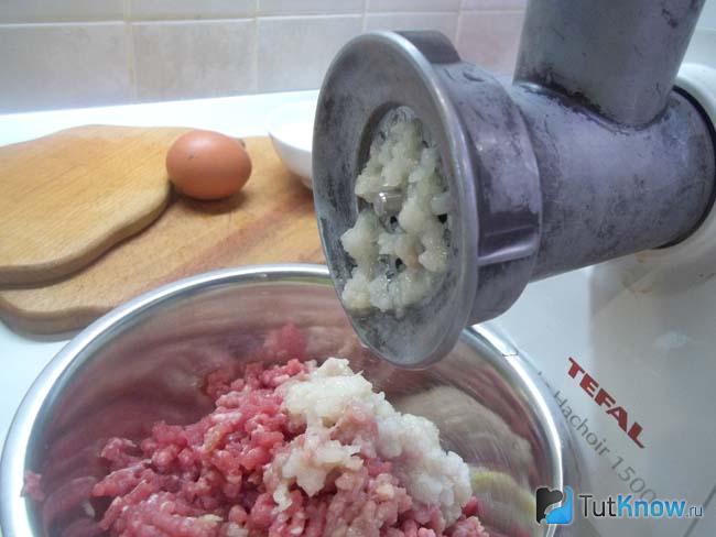 Лук перекручен через мясорубку