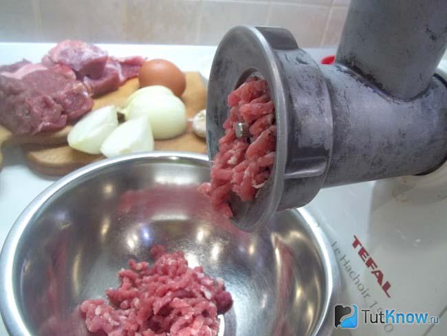 Мясо перекручено через мясорубку
