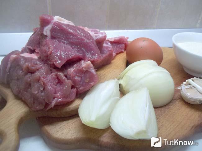 Мясо и лук нарезаны