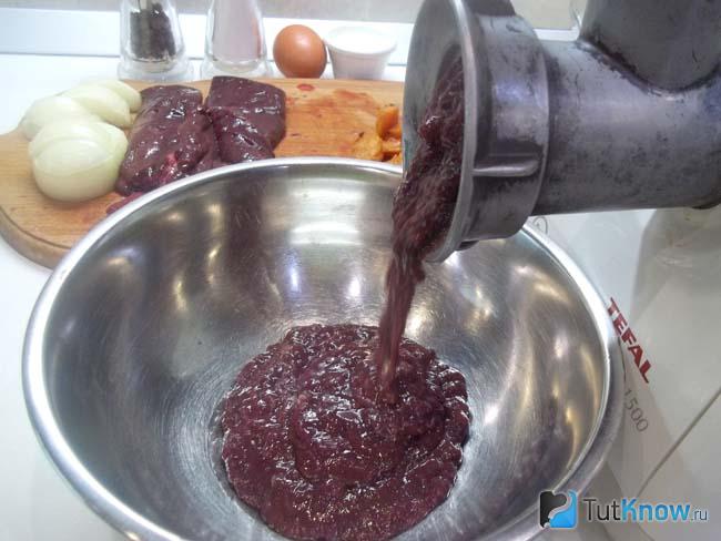 Печень перекручена через мясорубку