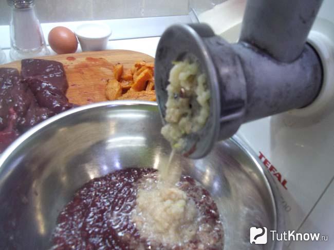 Лук перекручен через мясорубку