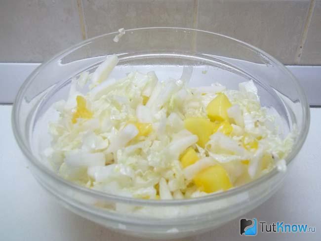 Готовый салат из пекинской капусты и манго