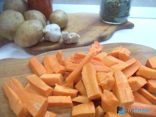 Морковь нарезана брусками