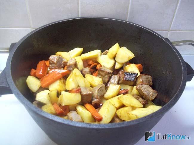 Нарезанный картофель жарится