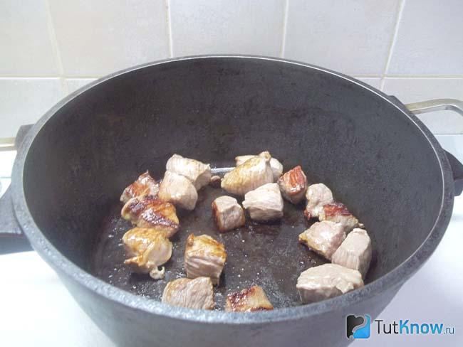 Нарезанное мясо жарится