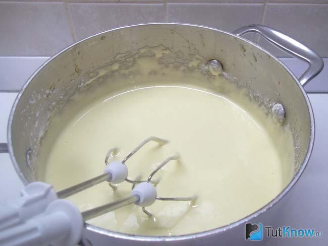 Яйца с мукой взбиты миксером
