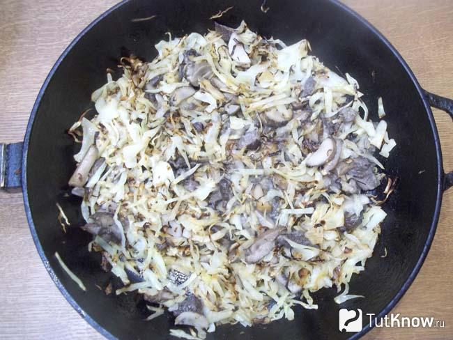 Готовые жареные грибы с капустой