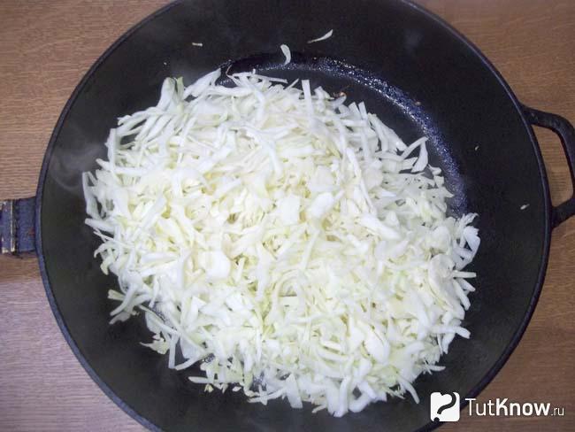 Капуста нашинкована и жарится в сковороде