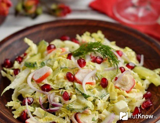 Салат из пекинской капусты с гранатом и курицей
