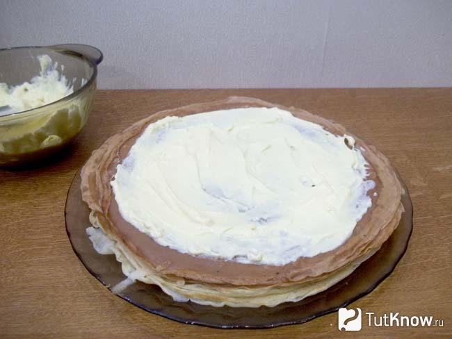 Творожная масса нанесена на блинчик