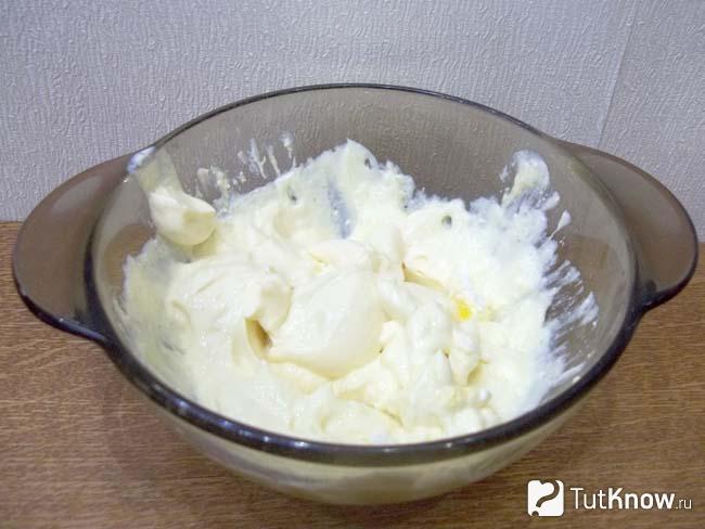 Творог с яйцами и сахаром взбит блендером