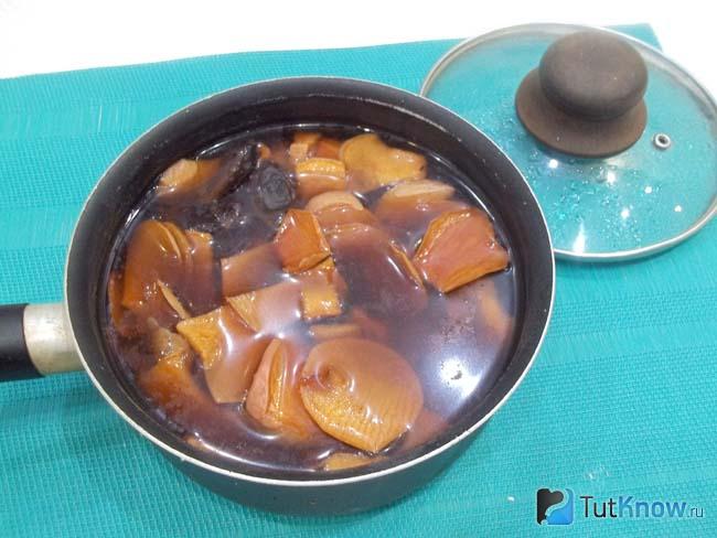 Компот из сушеных яблок, слив и специй настаивается