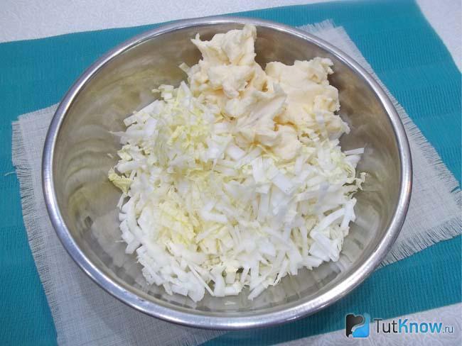 Плавленый сыр нарезан