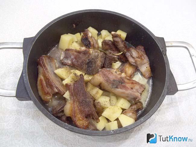 Картофель с мясом залиты водой и отправлены тушиться в духовку