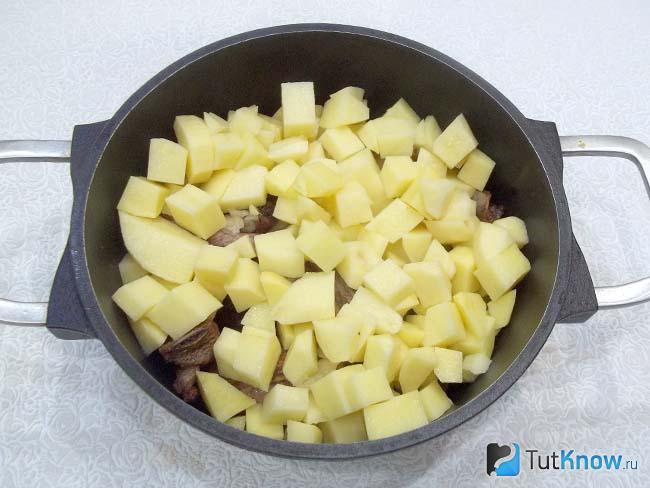 Картофель добавлена в сковороду к мясу