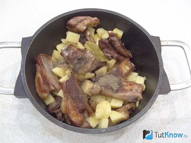 Картофель с мясом приправлены специями