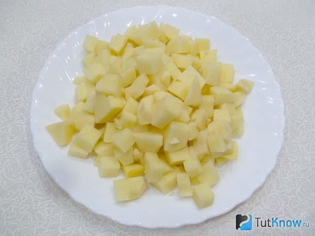 Картофель нарезан кубиками