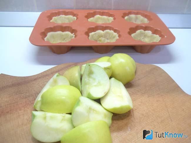 Яблоки нарезаны кусочками