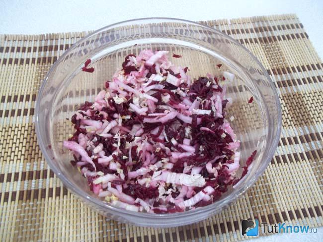 Готовый салат со свеклой и пекинской капустой