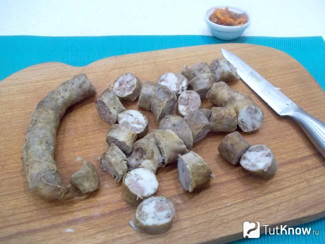 Домашние колбаски нарезаны кусочками