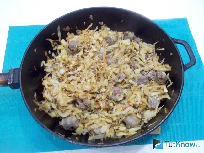 Готовая жареная капуста с домашними колбасками