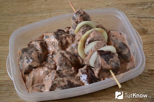 Сырой шашлык из говяжьей печени