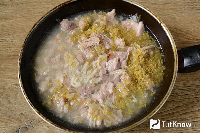 Булгур с мясом тушится на сковороде