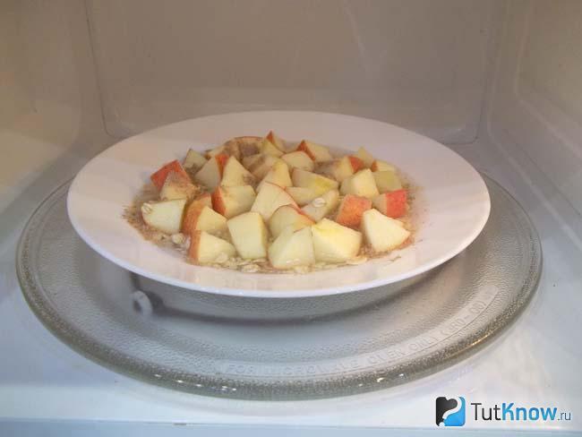 Готовая овсянка с печеными яблоками в микроволновке