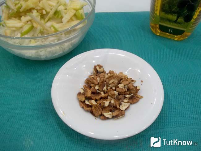 Орехи подроблены кусочками