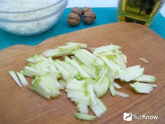 Яблоки нарезаны соломкой