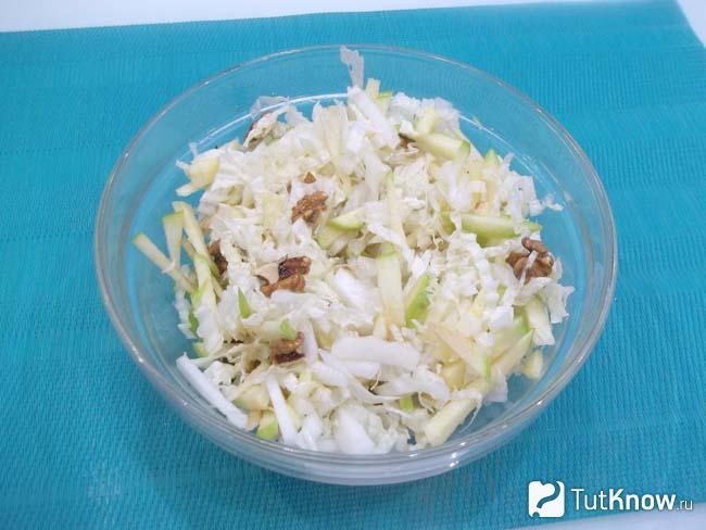 Готовый салат с пекинской капустой, яблоками и грецкими орехами