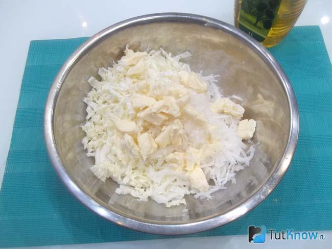 Сыр нарезан кусочками