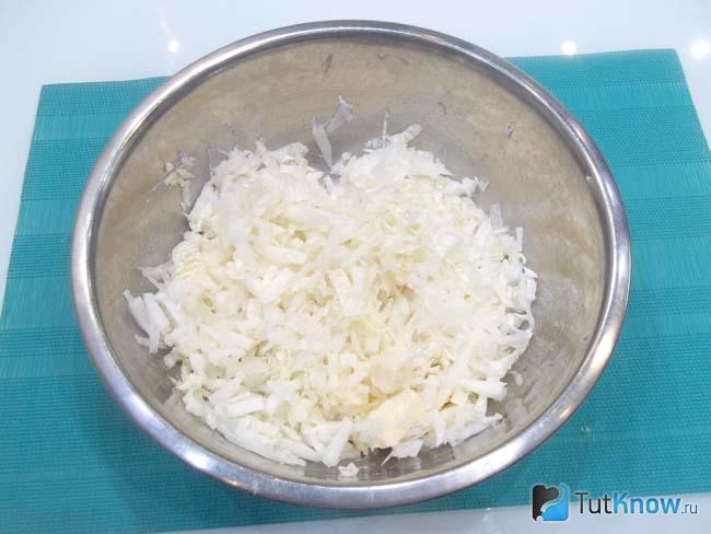 Готовый салат с пекинской капустой, редькой и сыром