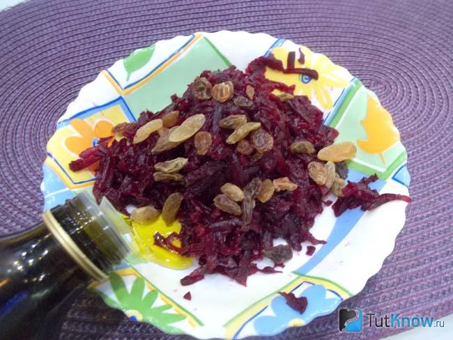 Свекла с изюмом заправлены маслом