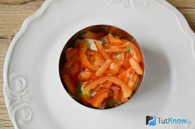 Слой сладкого перца для салата в кулинарном кольце