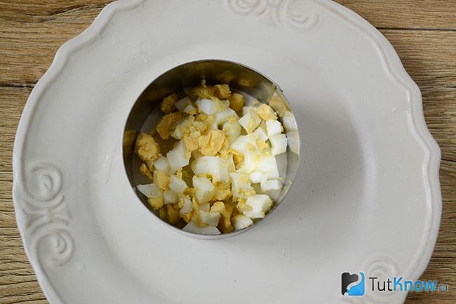 Слой яиц для салата в кулинарном кольце
