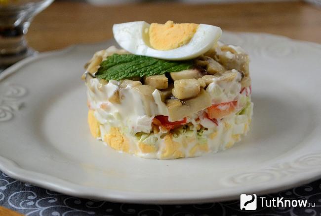 Салат с пекинской капустой и грибами на тарелке