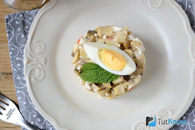 Готовый салат из пекинской капусты и грибами
